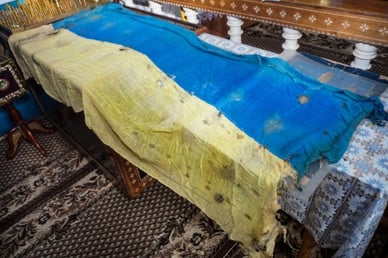 Старовинні український прапор та тризуб