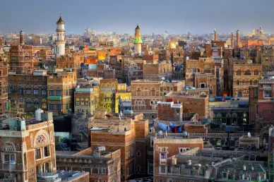 التراث المعماري اليمني: مشهد بانورامي لمدينة صنعاء القديمة صنعاء القديمة (Old Sana'a): مشهد بانورامي للمباني التاريخية والمآذن في مدينة صنعاء باليمن.