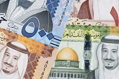 لقطة قريبة ومجمعة لأوراق نقدية من فئات مختلفة للريال السعودي، تظهر عليها صور قادة المملكة ومعالم إسلامية.