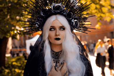 Учасниця фестивалю Comic Con Ukraine у Києві в косплей-образі Траурної Нареченої