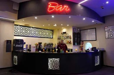 بار فاخر لتناول المشروبات والاسترخاء كازينو لو ميراج (Le Mirage): بار الكازينو الداخلي بتفاصيل وزخارف مغربية.