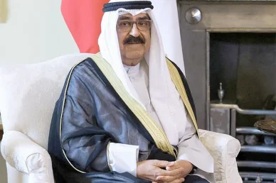 أمير دولة الكويت الشيخ مشعل الأحمد الصباح صورة لأمير دولة الكويت الشيخ مشعل الأحمد الجابر الصباح جالساً بزي كويتي تقليدي ونظارات طبية.