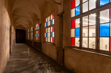 Zamek Nimodlin korytarz z mozaikowymi oknami