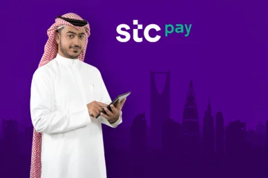 رجل سعودي بالزي التقليدي يستخدم جهازاً لوحياً بجوار شعار stc pay مع أفق مدينة الرياض بخلفية أرجوانية.