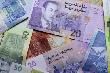 لقطة قريبة لمجموعة من الأوراق النقدية للدرهم المغربي من فئتي 20 و 50 درهماً تحمل صورة الملك محمد السادس.