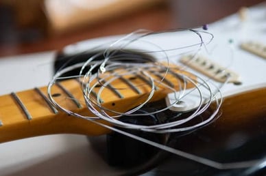 Como a espessura das cordas afeta o som Cordas influenciam tensão, volume e esforço dos dedos