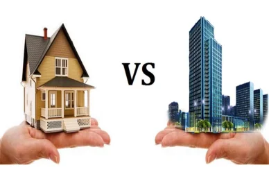مقارنة بين السكن في المنازل المستقلة والمجمعات الحضرية الشاهقة العقارات (Real Estate): تصميم ياباني يقارن بين منزل عائلي مستقل ومبنى حضري شاهق معروضان على كفوف اليد.