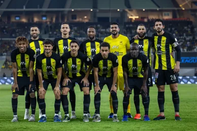 تشكيلة النمور: نجوم نادي الاتحاد السعودي في أرض الملعب صورة جماعية للاعبي فريق الاتحاد السعودي الأساسي قبل بداية المباراة، يظهر فيها نجوم الفريق مثل كريم بنزيما ونغولو كانتي