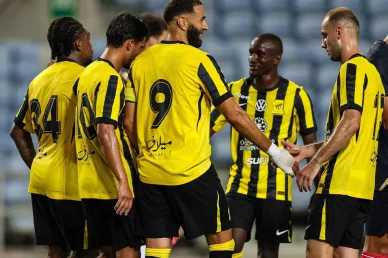 روح الانتصار: انسجام نجوم الاتحاد بنزيما وكانتي في المستطيل الأخضر نجوم نادي الاتحاد كريم بنزيما ونغولو كانتي يتبادلون التحية والاحتفال مع زملائهم على أرض الملعب