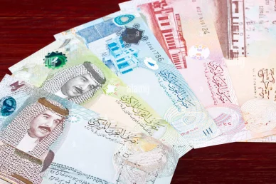 مجموعة من الأوراق النقدية البحرينية بفئات مختلفة صادرة عن مصرف البحرين المركزي.