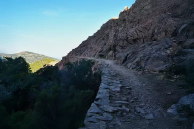Chemin historique des Calanques de Piana. Ancien sentier des mulets sur les falaises des Calanques de Piana, en Corse.