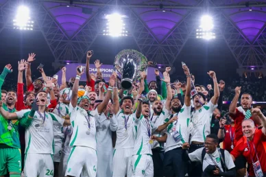 تتويج نادي الأهلي السعودي: فرحة الأبطال لحظة التتويج التاريخية لاعبو فريق الأهلي السعودي يحتفلون برفع الكأس وسط أجواء حماسية في الملعب