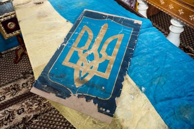 Старовинні український прапор та тризуб