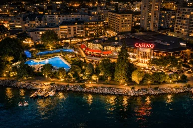 Aussenansicht bei Nacht im Casino Montreux Casino bei Nacht mit festlich beleuchteter Fassade
