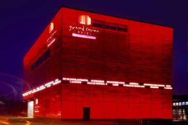 Basel Grand Casino bei Nacht mit festlich beleuchteter Fassade