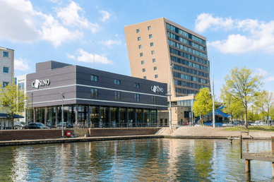 Casino Kiel – Außenansicht der Spielbank Außenansicht des Casino Kiel mit moderner Fassade, Hochhaus und Wasser im Vordergrund