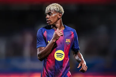   اللاعب الشاب لامين يامال مرتدياً قميص نادي برشلونة الإسباني أثناء إحدى مباريات كرة القدم.