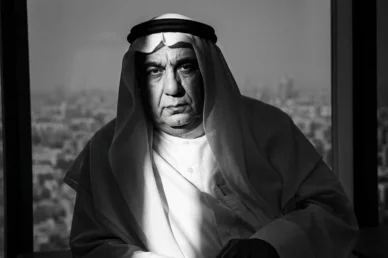 صورة بالأبيض والأسود لرجل أعمال عربي بالزي التقليدي