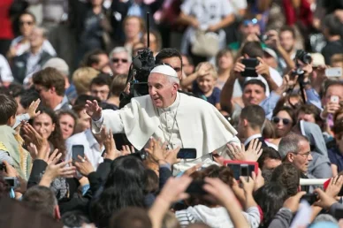 Papa Francesco e fedeli Papa Francesco tra i fedeli