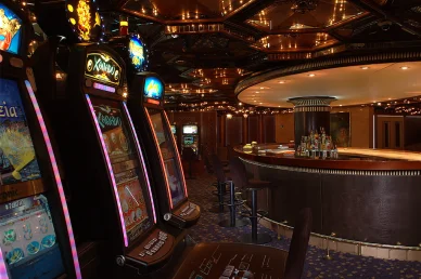 كازينو سميراميس: استمتع بألعاب السلوتس والمشروبات في صالة واحدة كازينو سميراميس (Casino Semiramis): ماكينات سلوتس فعلية بجوار البار الدائري.