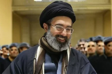 رجل الدين الإيراني مجتبى خامنئي صورة قريبة لرجل الدين الإيراني مجتبى خامنئي مبتسماً، يرتدي عمامة سوداء ونظارات طبية وعباءة تقليدية.