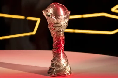 كأس الخليج العربي: تصميم الكأس الفضي لبطولة كرة القدم كأس الخليج العربي: مجسم البطولة الفضي عن قرب.