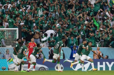 لحظة تاريخية واحتفال حماسي بتسجيل الهدف المنتخب السعودي: احتفال اللاعبين بتسجيل هدف أمام الجماهير