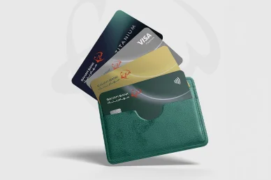 تنوع البطاقات الائتمانية والبنكية لتلبية كافة الاحتياجات بنك سهام (Saham Bank): مجموعة بطاقات بنكية داخل محفظة جلدية أنيقة.