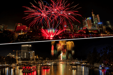 Zwei Nachtaufnahmen des Abschlussfeuerwerks des Museumsuferfestes über dem Main: rote Feuerwerkssalven vor der Skyline und ein kaskadenartiges Feuerwerk mit Spiegelung im Wasser und Ausflugsbooten