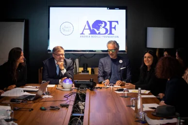 Andrea Bocelli durante una riunione della ABF Andrea Bocelli Foundation