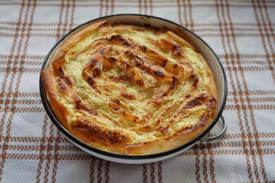 Bulgarischer Kuchen Baniza Bulgarischer Banitsa-Kuchen aus Phyllo-Teig