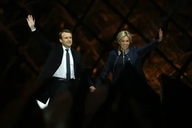 Brigitte Macron apparition publique scène. Brigitte Macron discours scène avec Macron.