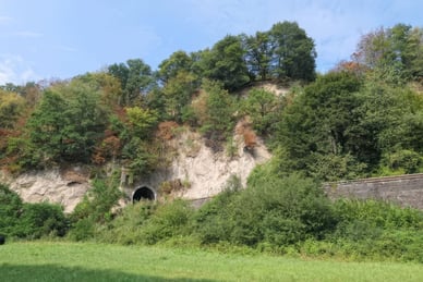 Eisenbahntunnel in der Nähe der Straßenbahnhöhlen im Brochtal in der Eifel