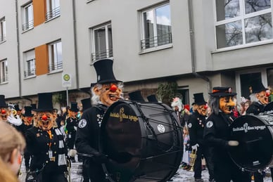 Rosenmontag in Deutschland: Geschichte, Kostüme und Umzüge