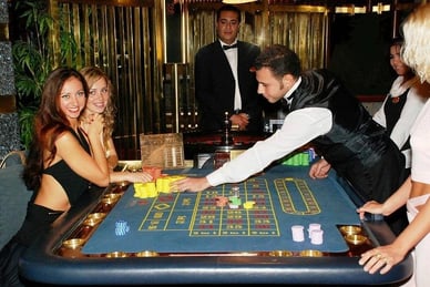 طاولة الروليت مع الموزع واللاعبين في كازينو رويال شرم الشيخ