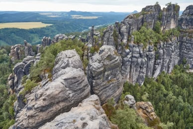 Elbsandsteingebirge: Blick aus der Luft auf wunderschöne Felsformationen und Wälder