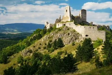 Čachtický hrad Zrúcaniny hradu Čachtický