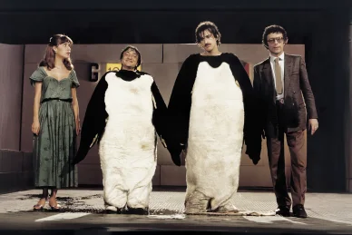 Louis Garrel en costume sur scène dans une composition théâtrale originale.