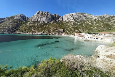 Plage et village de la Calanque de Sormiou. Plage aux eaux cristallines et cabanons au bord de la Calanque de Sormiou.