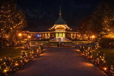Casinointerlaken bei Nacht mit festlich beleuchteter Fassade