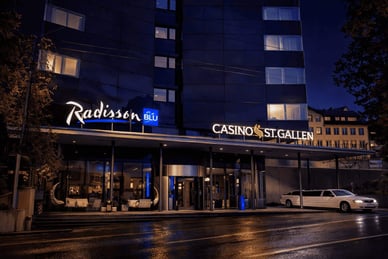 Casino St Gallen Switzerland bei Nacht mit festlich beleuchteter Fassade