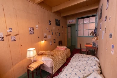 Maison Anne Frank intérieur de la cachette. Chambre de la cachette de la Maison Anne Frank.