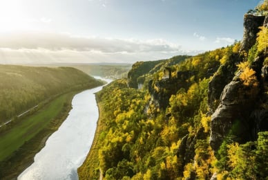 Malerischer Herbstsonnenuntergang über der Elbe von der Bastei und den Sandsteinfelsen aus gesehen