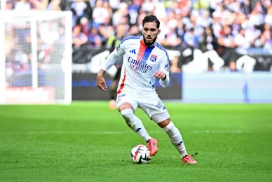 Rayan Cherki contrôle le ballon en jouant pour l’OL. Rayan Cherki dribble le ballon avec l’Olympique Lyonnais.