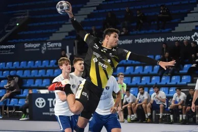 Florent Manaudou participe à une rencontre amicale de handball. Florent Manaudou en action lors d’un match de handball.