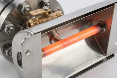 تفاصيل ومكونات الجودة العالية لنظام التدفئة الإشعاعية الأصلي صورة مقربة لأنبوب تدفئة إشعاعي صناعي عالي الجودة يتوهج باللون الأحمر مع عاكس من الفولاذ المقاوم للصدأ وصمام تحكم.