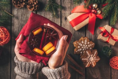 Wie Glühwein zu Weihnachten in Deutschland zubereitet wird
