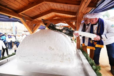 Traditionelle Eröffnung des Festes: Anschneiden eines riesigen Stollens
