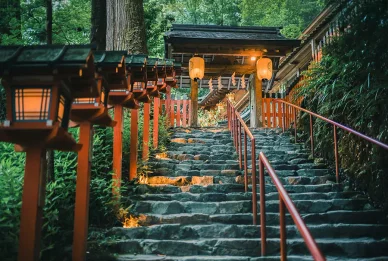 貴船神社の灯籠階段 ランタン付き階段貴船神社