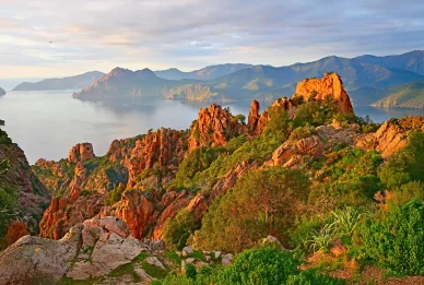 Paysage au crépuscule des Calanques de Piana. Falaises de granit rouge illuminées par le soleil dans les Calanques de Piana.